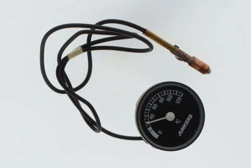 Thermometer mit einem Ziffernblatt, das Temperaturwerte anzeigt, und einer Metallsonde, verbunden durch zwei Kabel. Marke: Bosch.